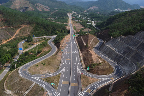 Cao tốc xuyên Vườn quốc gia Bạch Mã trước ngày thông xe