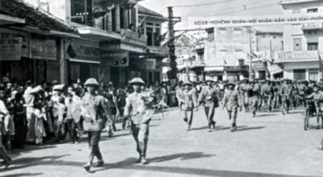 Hình ảnh khó quên khi đoàn quân giải phóng tiến về Hà Nội