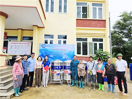 TRAO TẶNG BỒN NƯỚC DÀNH CÁC HỘ DÂN THIỆT HAI DO MƯA LŨ.